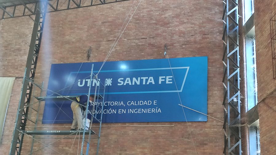 Cartelería instalada en fachada comercial